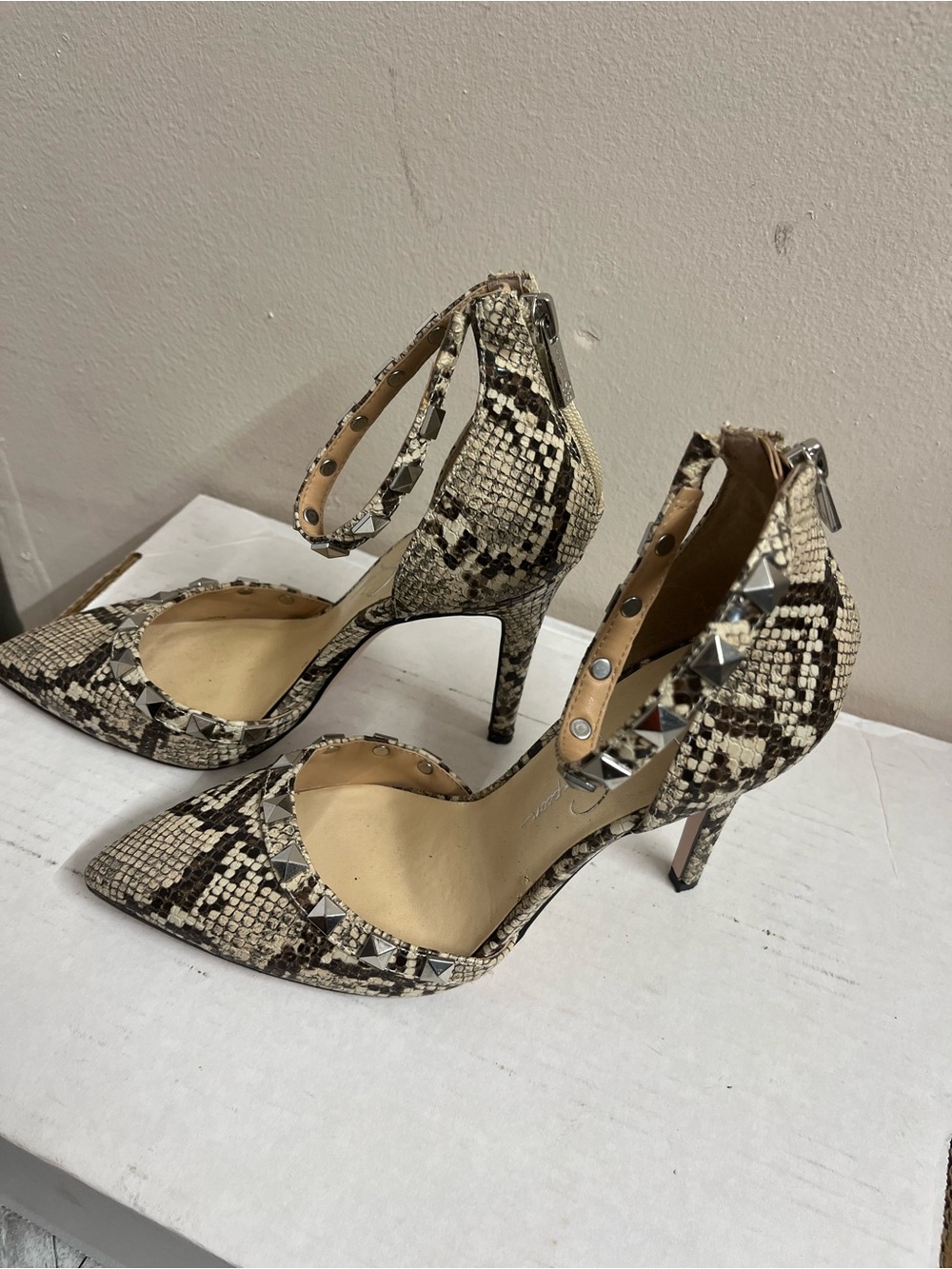Jessica Simpson Snake-Print Pointed Toe Stud Ankle-Strap Pumps 7.5 - Picture 3 of 8
